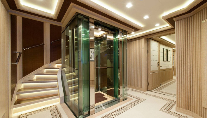 Du thuyền còn được trang bị thang máy thủy tinh trong suốt tuyệt đẹp.
