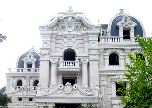 Theo nhiều thông tin được chia sẻ trên diễn đàn mạng, tòa lâu đài này được xây dựng trong suốt 7 năm. Tổng diện tích xây dựng mỗi tầng ước tính lên tới 900 m2. Ảnh: Thietkenha.