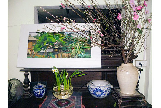 Một cành đào nhỏ xinh đặt trên chiếc đôn nơi góc phòng và điểm thêm bức tranh vẽ tay sẽ khiến ngôi nhà bạn được phủ đầy sắc xuân. Ảnh: Moison.