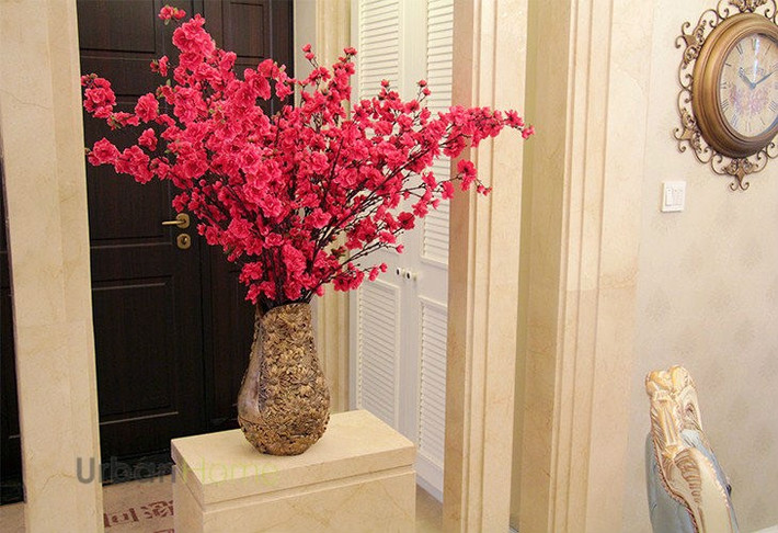 Nếu bạn thích hoa đào đậm, vẫn có thể trang trí trong ngôi nhà mang phong cách hiện đại. Đơn giản thay bằng chiếc bình mang phong cách Phục Hưng là hoàn toàn hợp với không gian nội thất. Ảnh: Urbanhouse.
