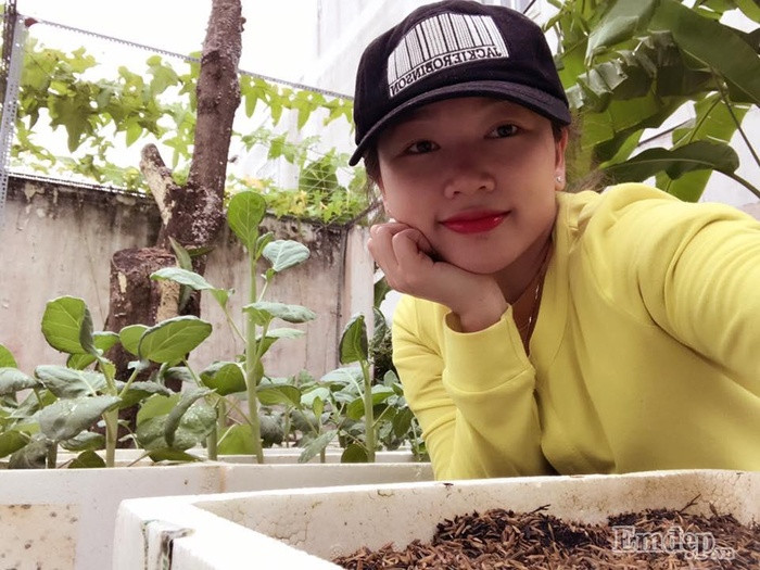 Khu vườn rộng 100m2 được chị Diễm trồng vườn rau quả sạch. Chị còn trồng thêm hoa lá điểm tô cho không gian sống của mình. Chị Nguyễn Thị Diễm, bà mẹ của hai cô con gái, dù bận rộn với việc chăm sóc gia đình và kinh doanh ngành thủy sản, chị vẫn dành thời gian cho niềm đam mê mới của mình, đó là trồng rau sạch.