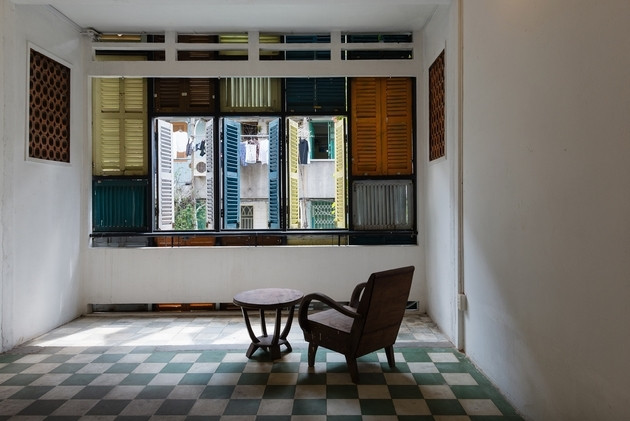 Mặc dù được xây dựng từ những năm 1965 nhưng Vegan House vẫn mang lại cảm giác tươi mới nhờ ô cửa sổ rực rỡ sắc màu. (Ảnh Imageshack)