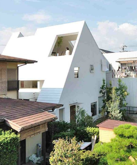 Cửa sổ kết hợp với nhiều khe thoáng chính là điểm đặc biệt của ngôi nhà 3 tầng tại OKAzaki (Nhật Bản). (Ảnh Kgdnews)