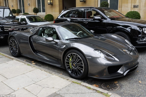 Siêu xe mạnh nhất hành tinh có tên Bugatti Veyron 16.4 Grand Sport trên 2 triệu USD cũng thuộc sở hữu của vị thái tử nổi tiếng này.