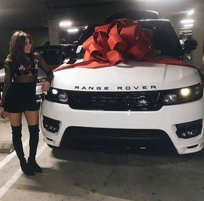 Sinh nhật của một cô tiểu thư nhà giàu, những món quà như xe Range Rover là quá bình thường.