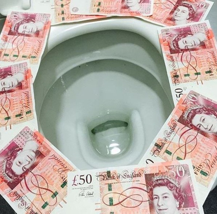 Một chàng trai nhà giàu lại khoe lót bồn cầu bằng toàn những đồng tiền 50 Bảng Anh với dòng chú thích “Khi phải dùng nhà vệ sinh công cộng, làm thế này mới sạch”.