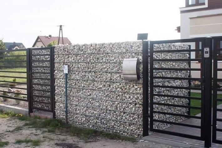Hàng rào là một yếu tố góp phần làm nên vẻ đẹp của mỗi ngôi nhà. (Ảnh Imgur)