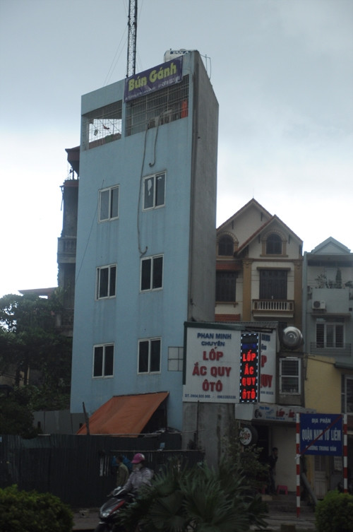 Trong khi đó, ngôi nhà hình tam giác này được sử dụng để kinh doanh đồ ăn. (Ảnh Imageshack)