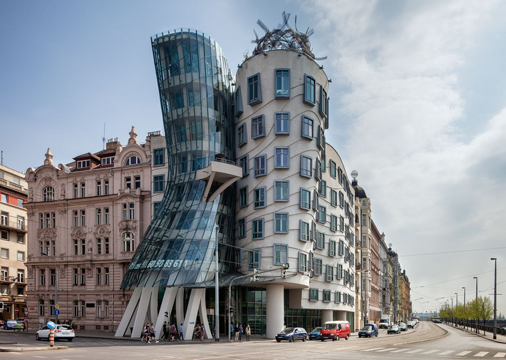 Trong khi đó, tòa nhà tại thành phố Prague, Cộng hòa Séc lại trông giống như một đôi nam nữa đang say sưa khiêu vũ vô cùng ấn tượng. (Ảnh Harshanthomson)