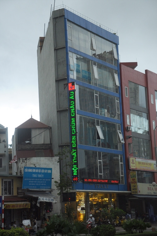 Đường Lê Văn Lương kéo dài có lẽ là tuyến đường sở hữu nhiều căn nhà méo mó nhất Thủ đô Hà Nội. Mặc dù có hình thù kỳ dị nhưng những ngôi nhà này vẫn giúp chủ nhân của nó “hái ra tiền” khi sử dụng để kinh doanh. (Ảnh Imageshack)