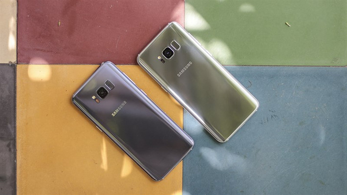 Hai phiên bản này vẫn sở hữu mặt lưng kính bo cong mềm mại, gồm camera chính 12 MP, đèn flash cùng cảm biến đo nhịp tim, cảm biến vân tay. Ảnh: TGDĐ.