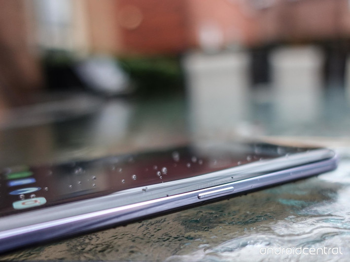 Phần khung viền máy màu bạc được Samsung bo cong và tạo hiệu ứng tráng gương nên nhìn rất đồng bộ. Đặc biệt, khung viền kim loại của máy có màu vàng nhẹ bắt mắt. Ảnh: Androidcentrol.