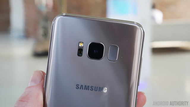 Nhiều đánh giá cho rằng, Galaxy S8 màu bạc đặc biệt hơn hẳn vì nó phản chiếu lại góc độ của màu sắc trực diện với mặt lưng. Ví dụ khi người dùng mặc áo đỏ, phần lưng sẽ ánh đỏ mờ khá thích mắt. Ảnh: Android Authority.