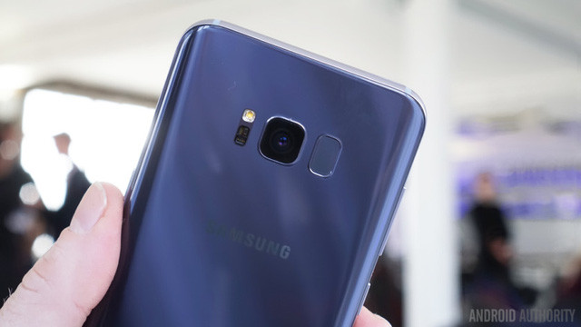 Khung viền của Galaxy S8 bản màu xám có màu bạc, tạo nên sự kết hợp giữ viền đen của mặt trước, màu xám phong lan ở mặt sau và khung viền bạc lấp lánh khi nhìn từ mặt trước máy. Ảnh: Android Authority.