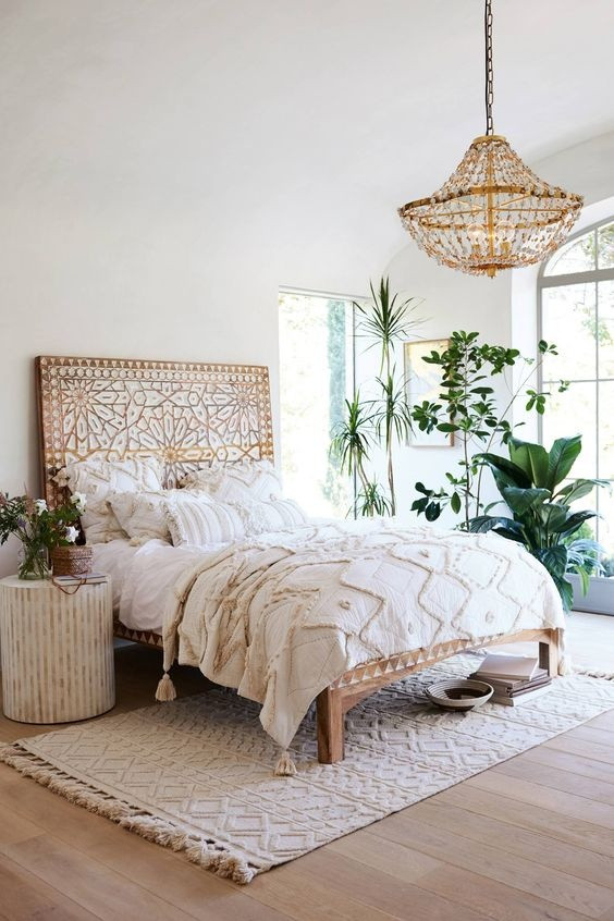 Mùa hè đến mang theo ánh sáng ngập tràn vào phòng. Bạn có thể sử dụng lợi thế này để đặt thêm một vài chậu cây xanh. Khi những tán cây hiện diện trong phòng ngủ, không gian nghỉ ngơi sẽ thêm xinh tươi, mát mắt với điểm nhấn bình dị, gần gũi này.
