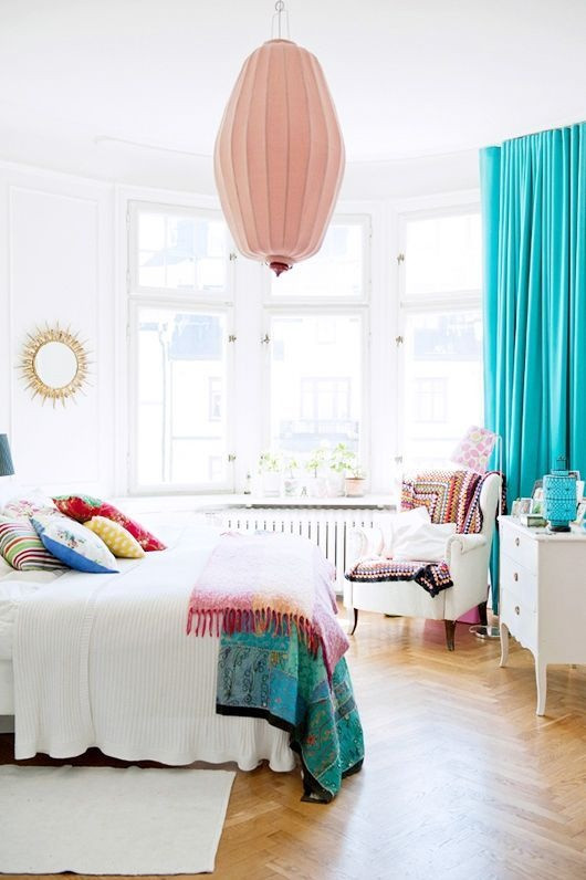 Chọn màu cho rèm cũng là gợi ý thú vị giúp phòng ngủ tươi mới, ấn tượng và dịu mát trong những ngày nắng nóng của mùa hè. Màu được gợi ý cho rèm cửa thường là vàng nhạt, màu xanh ngọc, xanh lá nhạt....