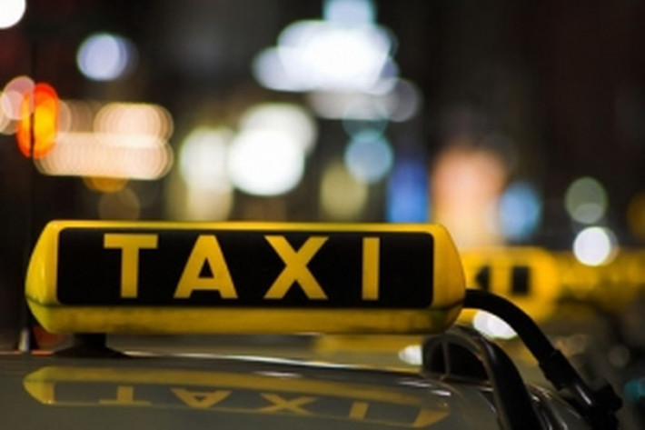 Rất ít tài xế taxi nghỉ ngơi trong những ngày Tết. Vì đây là thời điểm để họ nhận những chuyến đi xa tăng thêm thu nhập. Bởi vậy, vào dịp lễ Tết, khi mọi người nghỉ ngơi thì rất dễ để bắt gặp những chiếc taxi trên đường. Ảnh: Internet.