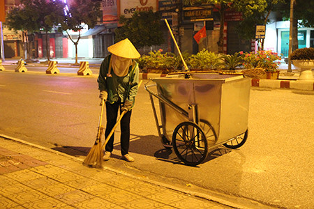 Công nhân môi trường - những người hàng ngày, hàng giờ làm đẹp đường phố - cũng không thể có cái Tết trọn vẹn vì đặc thù công việc của họ. Bất cứ lúc nào họ cũng phải sẵn sàng nhận nhiệm vụ vất vả mà đầy ý nghĩa của mình. Ảnh: Báo Thái Bình.