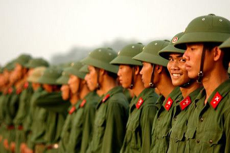 Các chiến sĩ trong lực lượng quân đội, các chiến sĩ hải đảo, biên giới xa xôi... cũng sẽ đón Tết xa nhà bên cạnh đồng đội của mình, vừa đón Tết vừa sẵn sàng làm nhiệm vụ.