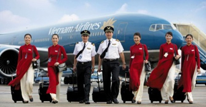 Tiếp viên hàng không và phi công là những người thường xuyên gắn liền với những chuyến bay. Rất nhiều người thậm chí còn không được ở Việt Nam để đón ngày Tết truyền thống của dân tộc vì họ phải phục vụ hành khách trên những chuyến bay nước ngoài. Ảnh: NHD.