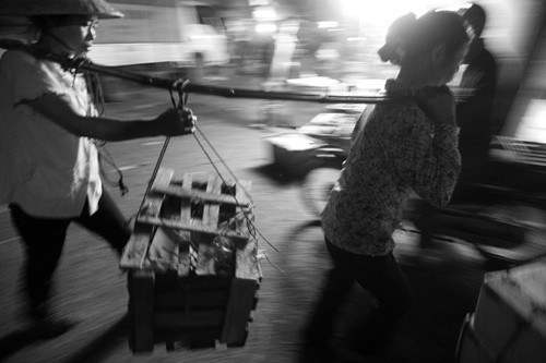 Mỗi dịp Tết đến xuân về, nghề cửu vạn (bốc vác) lại và dịp "làm ăn", nhất là ở những vùng giáp biên, khi hàng hóa đổ về dồn dập. Vì gánh nặng mưu sinh, những người gắn với nghề này không biết lúc nào được nghỉ Tết, họ phải phụ thuộc vào những chuyến hàng đến và đi. Không ít trong số họ là nữ giới vẫn chấp nhận công việc nặng nề này. Ảnh: Tiền Phong.