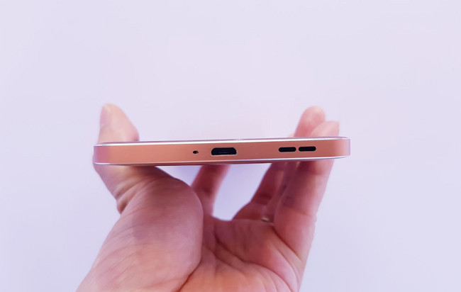 Máy có tùy chọn RAM 3GB đi kèm bộ nhớ trong 32GB, bản RAM 4GB đi kèm ROM 64GB có hỗ trợ khe cắm thẻ nhớ ngoài lên 256GB. Cổng kết nối microUSB 2.0, và dải loa ở cạnh dưới, pin Li-Ion 3000 mAh cung cấp thời gian chờ lên tới 32 ngày, thời gian đàm thoại liên tục 18 giờ trên mạng 3G, nghe nhạc 22 giờ.