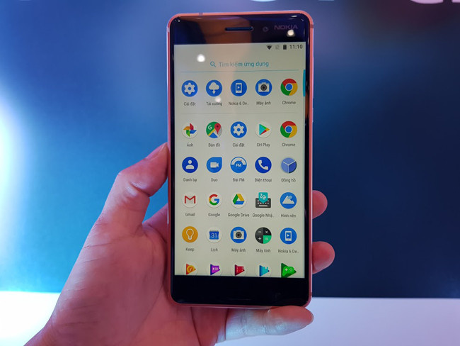 Nokia 6 được trang bị màn hình IPS LCD kích thước 5,5 inch, độ phân giải Full HD (1080 x 1920 pixel), mật độ điểm ảnh 403 ppi. Có phủ kính cường lực Gorilla Glass 3. Máy được hỗ trợ hệ điều hành Android 7.0 (Nougat) của Google.