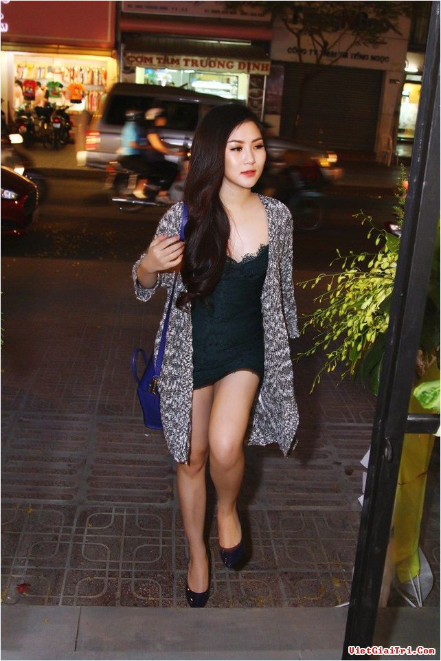 Mặc dù mặc ngắn với phương châm khoe chân nhưng không ít lần cô nhận chỉ trích khi có phong cách thời trang quá đỗi "mát mẻ".