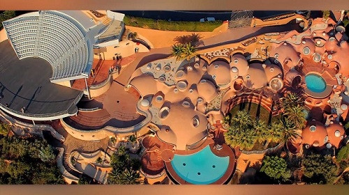 Ngôi nhà đáng yêu này thuộc sở hữu của nhà thiết kế thời trang Pierre Cardin, gồm có 3 bể bơi lớn, một nhà hát ngoài trời chứa được 500 người. Nhìn xa ngôi nhà này hệt như “Địa Trung Hải thu nhỏ vậy.