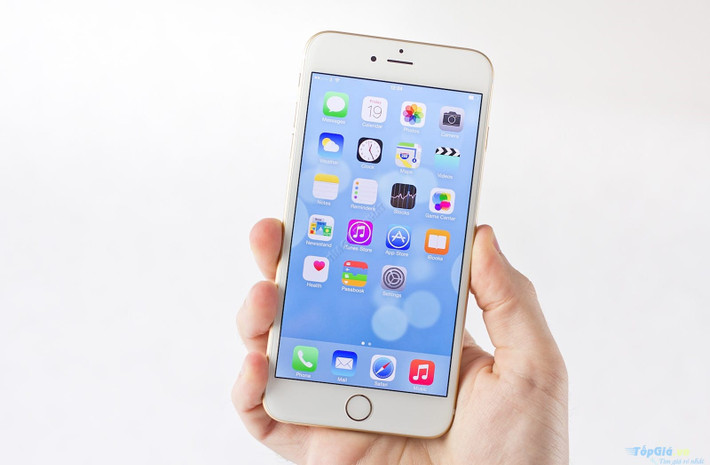 Với 9 triệu đồng, bạn vẫn có thể mua điện thoại như iPhone 6 16GB Grey với giá chỉ 8.790.000 đồng. Không chỉ sang chảnh, iPhone 6 16GB Grey còn được trang bị bộ vi xử lý Apple A8 64-bit, bộ nhớ trong 16GB cùng các nâng cấp về phần cứng giúp cho người dùng thao tác các ứng dụng một cách nhanh chóng và trơn tru nhất. Ảnh: Trangcongnghe.