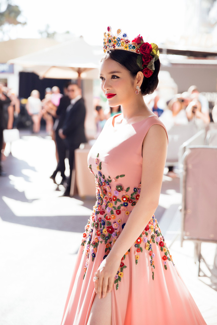 Mùa Cannes 2016, Lý Nhã Kỳ cũng khiến người hâm mộ choáng váng trước thông tin về mức giá đắt đỏ của những chiếc váy cô mặc đi dự sự kiện này. Ngày đầu tiên tại Cannes 2016 cô cũng diện bộ váy hiệu Georges Hobeika được làm từ lụa cao cấp, đính hoa 3D với phần hoa làm hoàn toàn bằng tay. Lý Nhã Kỳ tiết lộ váy có giá 25.000 EUR (hơn 621 triệu đồng).