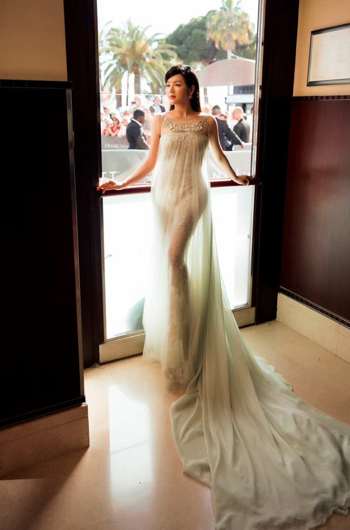 Váy Haute Couture Xuân Hè 2016 của Georges Hobeika là một trong những bộ váy đắt nhất của Lý Nhã Kỳ ở các mùa Cannes. Theo người đẹp, thiết kế có giá 70.000 EUR (hơn 1,7 tỷ đồng).