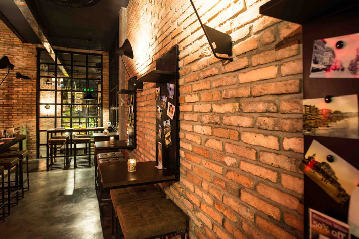 Các bức tường đều được dựng lên từ những viên gạch cũ. Điểm nhấn của nó là những bức ảnh chụp về nước Bỉ được dán khắp mọi nơi.