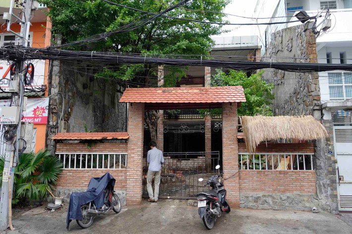 Nhìn vẻ bề ngoài của nhà hàng này không có gì đặc sắc thậm chí có phần chân quê.