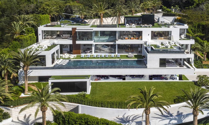 Ngôi biệt thự khủng ở Los Angeles, Mỹ có giá 250 triệu USD, rộng 38.000 m2 có sân đậu trực thăng, gara chứa BST xe sang... và 7 nhân viên phục vụ được liệt vào danh sách một trong những ngôi nhà đắt nhất thế giới.