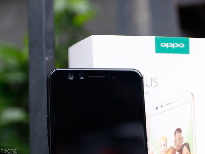 Hai camera kép ở mặt trước trở nên huyền bí với bản màu đen này. Ảnh Techz.