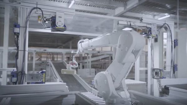 Không chỉ sử dụng robot, JD.com còn quan tâm đến thiết bị bay tự động và các dịch vụ điện toán đám mây. Ảnh: Imgur.