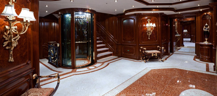 Nó được ví như một khách sạn VIP trên biển với loạt nội thất, tường gỗ sang trọng.