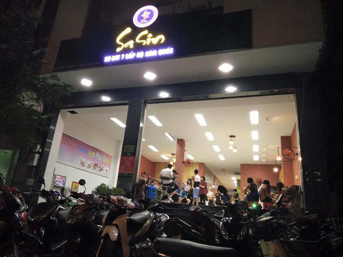 Trào lưu ẩm thực mỳ cay 7 cấp độ nở rộ và phát triển rầm rộ ở Việt Nam từ cuối năm 2016. Món ăn mới lạ được du nhập từ Hàn Quốc này lập tức thu hút khách Việt, đặc biệt là giới trẻ. Thậm chí, ăn mỳ cay 7 cấp độ còn trở thành một trào lưu phổ biến. Nắm bắt nhu cầu này, các quán mỳ cay mọc lên như nấm. Ảnh: Diễn đàn ẩm thực.