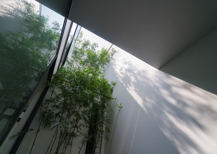 Khoảng giật ở vị trí mặt trước ngôi nhà được hướng dần vào trong tạo khoảng đệm, tránh tiếng ồn khói bụi, những bóng đổ ánh sáng được sinh ra nhằm giảm ánh nắng hướng tây tiếp xúc trực tiếp vào nhà.