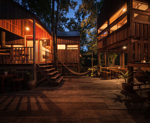 Ngôi nhà cũng có những khoảng sân để vui chơi, nghỉ ngơi và thư giãn. (Ảnh Homemydesign)
