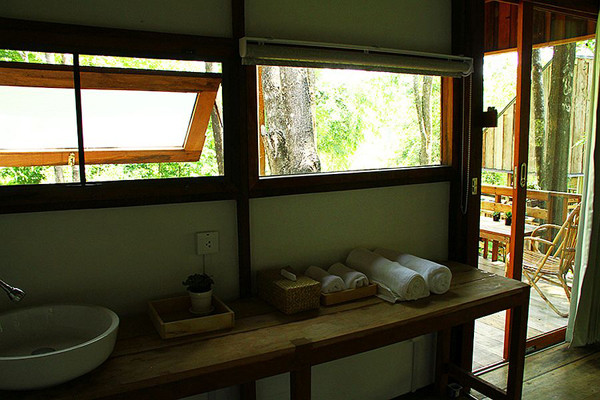 Nội thất trong ngôi nhà hòa hợp với thiên nhiên nhưng cũng vô cùng hiện đại. (Ảnh Homemydesign)