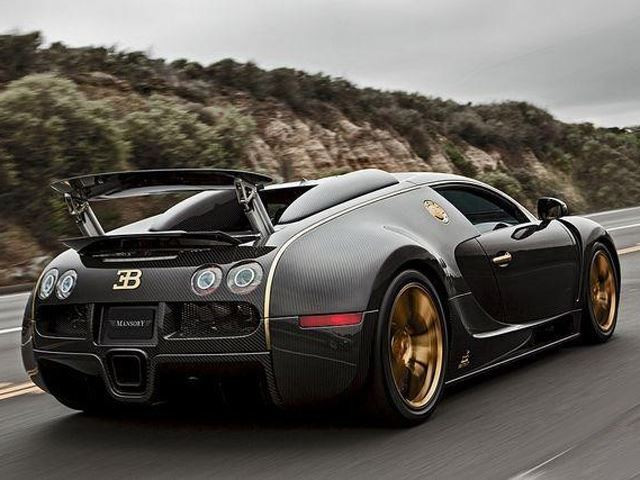 Năm 2009, một người đàn ông lái chiếc Bugatti Veyron trị giá 2 triệu USD...chạy thẳng xuống hồ ở bang Texas, Mỹ. (Ảnh Carbuzz)