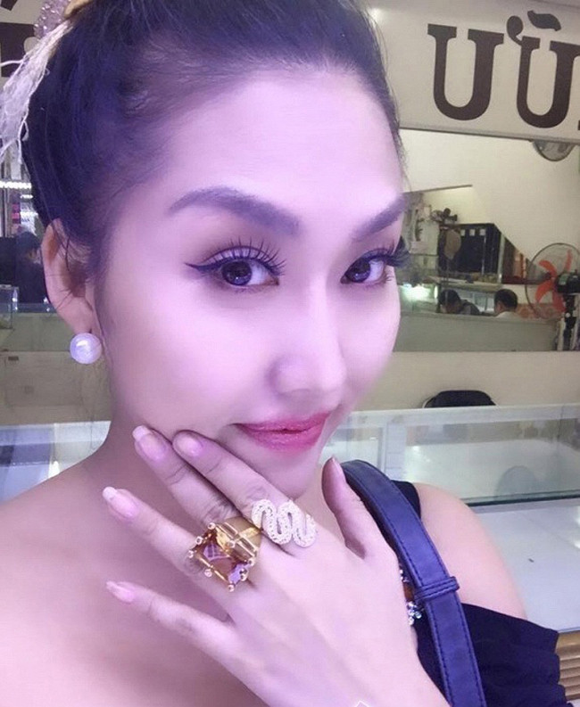 Fan hâm mộ cũng không ít lần phải choáng váng khi Phi Thanh Vân khoe trang sức, kim cương, vàng "lấp lánh" trên trang cá nhân. Ảnh: FBNV.