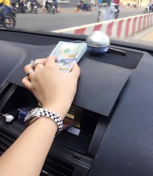 Đồng hồ sang, nhẫn khủng và tiền USD... thể hiện độ giàu có bậc nhất của nữ diễn viên . Ảnh: Dân Việt.
