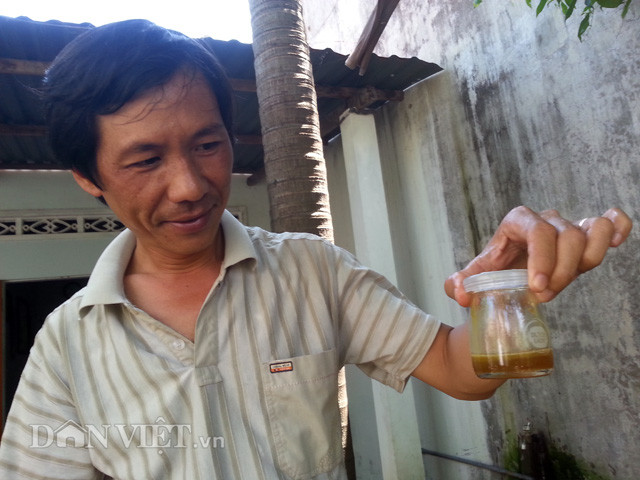 Sau khi tách phần sáp nhộng để ngâm rượu, anh vắt được lượng mật ong chưa đầy cốc uống trà, thơm lừng hương hoa. Nhiều người trong xóm tấm tắc chia vui…