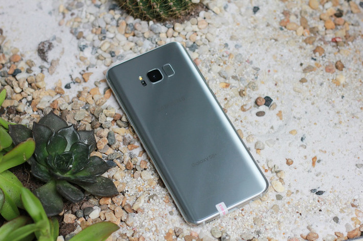 Người dùng công nghệ đang hào hứng chờ đón sự kiện mở bán Galaxy S8 và S8 Plus tại Việt Nam vào ngày 21/4 sắp tới. Tuy nhiên, mới đây một chiếc Samsung Galaxy S8 Plus màu xám bạc đầu tiên đã về Việt Nam theo đường xách tay khiến nhiều người tò mò muốn tận mắt xem siêu phẩm này. Ảnh: Techz.