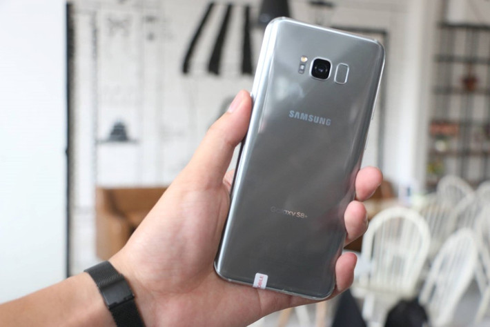 Nhìn toàn cảnh mặt sau của siêu phẩm Galaxy S8 Plus hàng xách tay này. Ảnh: Zing.