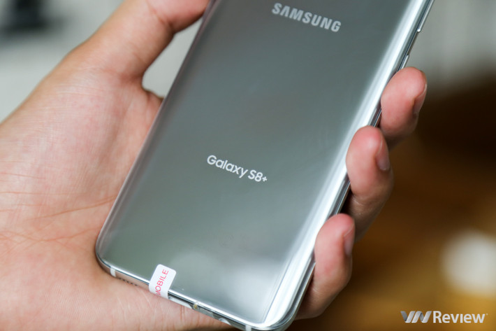 Chiếc S8 Plus màu xám bạc sang trọng. Mặt lưng của thiết bị sẽ có dòng chữ "Galaxy S8+" đặc trưng cho phiên bản tại thị trường Mỹ. Ảnh: VN Review.