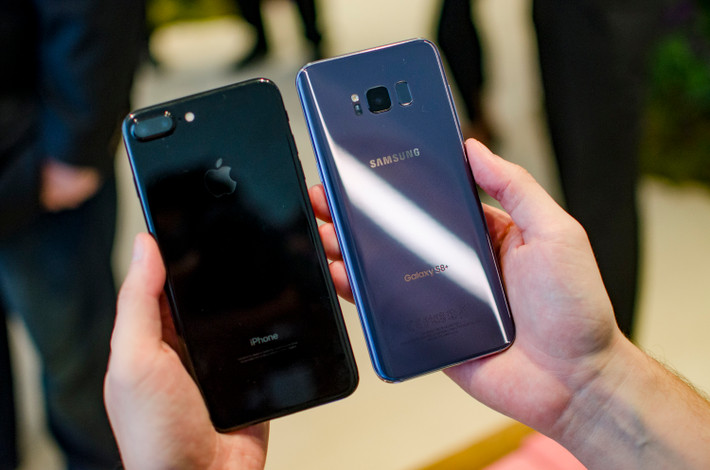 Galaxy S8 Plus đẹp không kém so với iPhone 7 Plus. Ảnh: Techz.